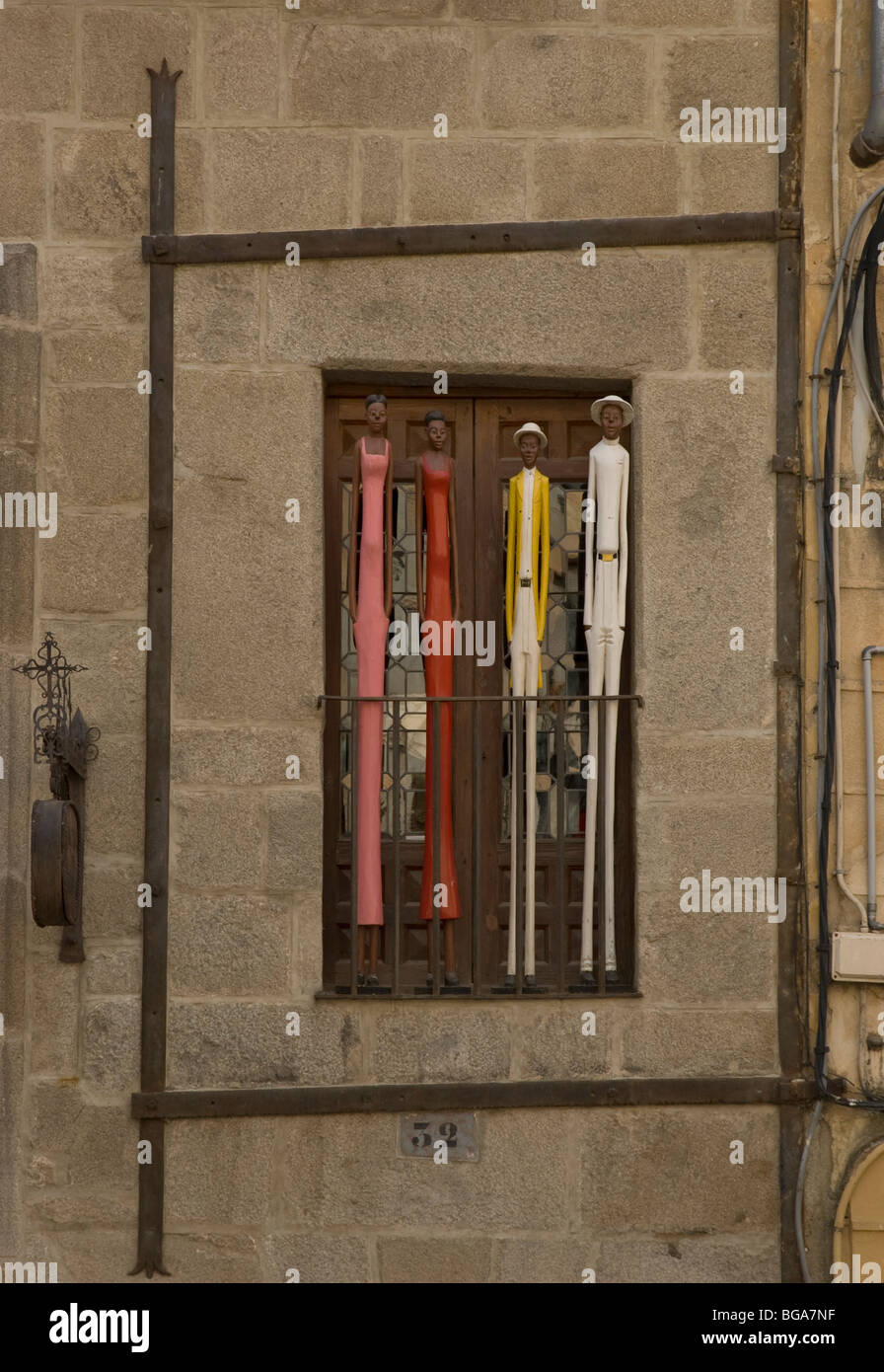 Geschnitzte Figuren aus Holz auf dem Balkon. Stockfoto