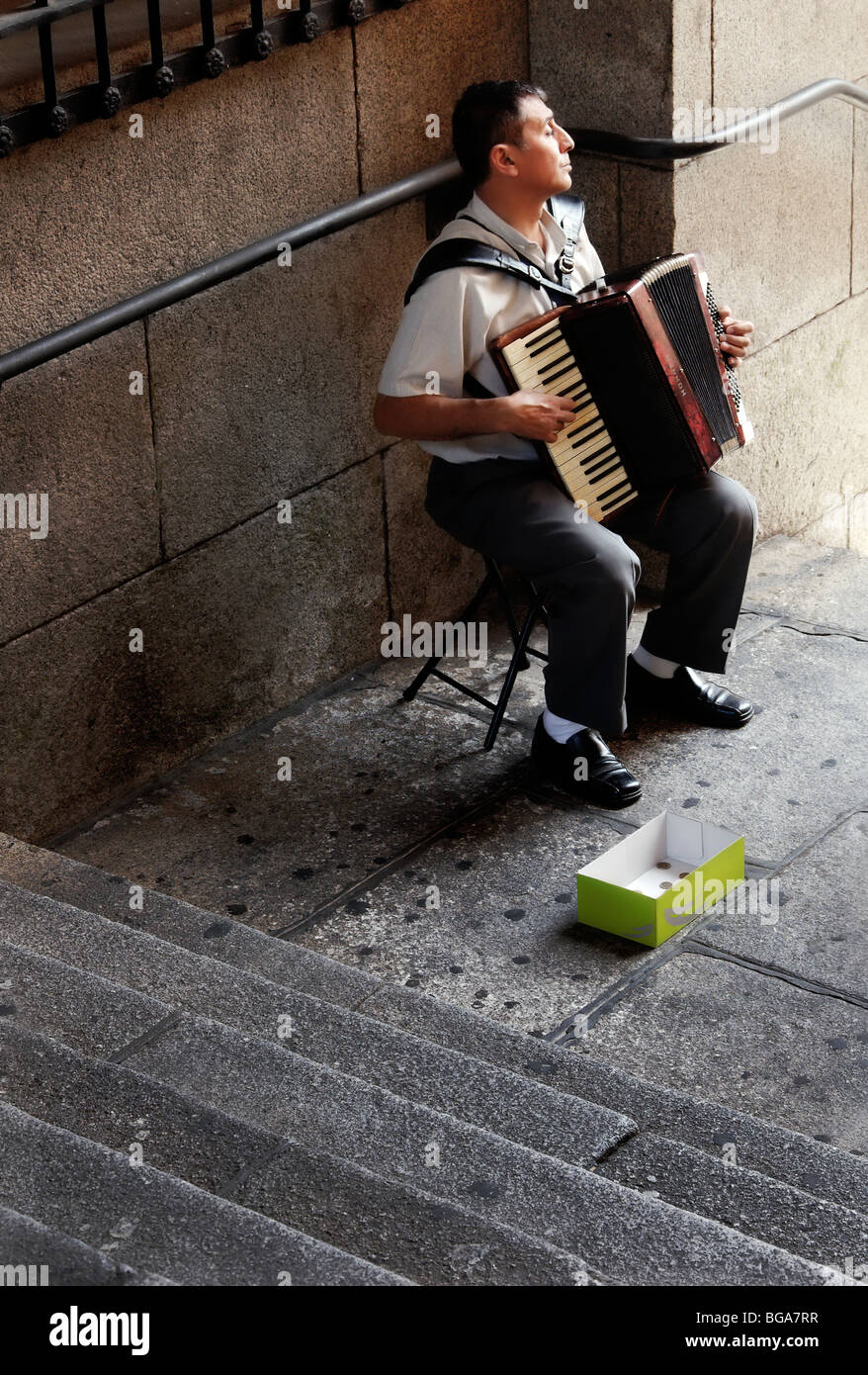 Musiker spielen im Arco De La Sangre in die Plaza de Zocodover, Toledo (Spanien). Die Stadt ist ein UNESCO-Weltkulturerbe. Stockfoto