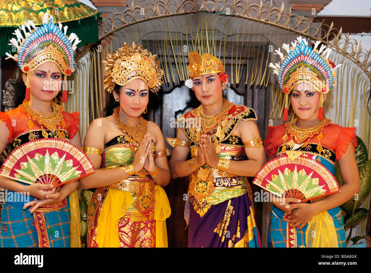 Balinese Tänzer posieren für ein Foto Stockfoto