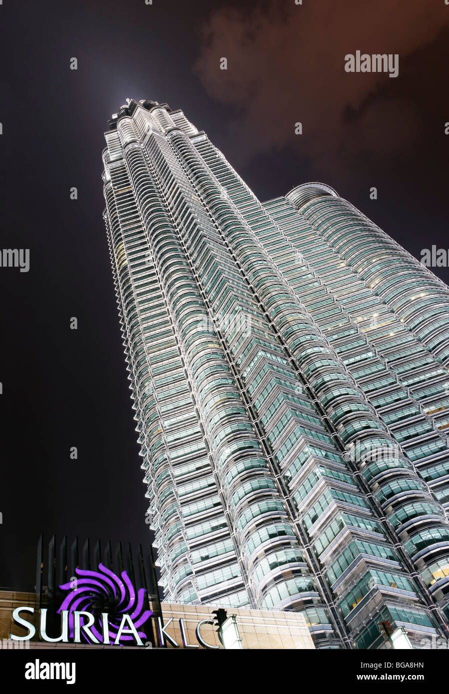 Einer von den Petronas Towers, die auf der Suche nach oben Stockfoto