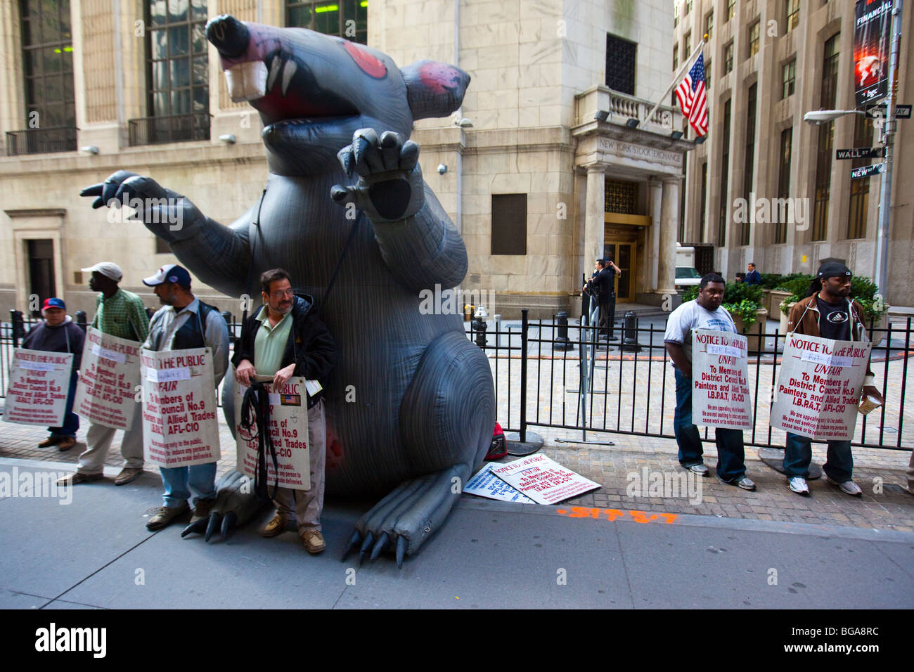Blowup Union Ratte Streikposten gegen unfaire Arbeitspraktiken vor der New York Stock Exchange, New York City Stockfoto
