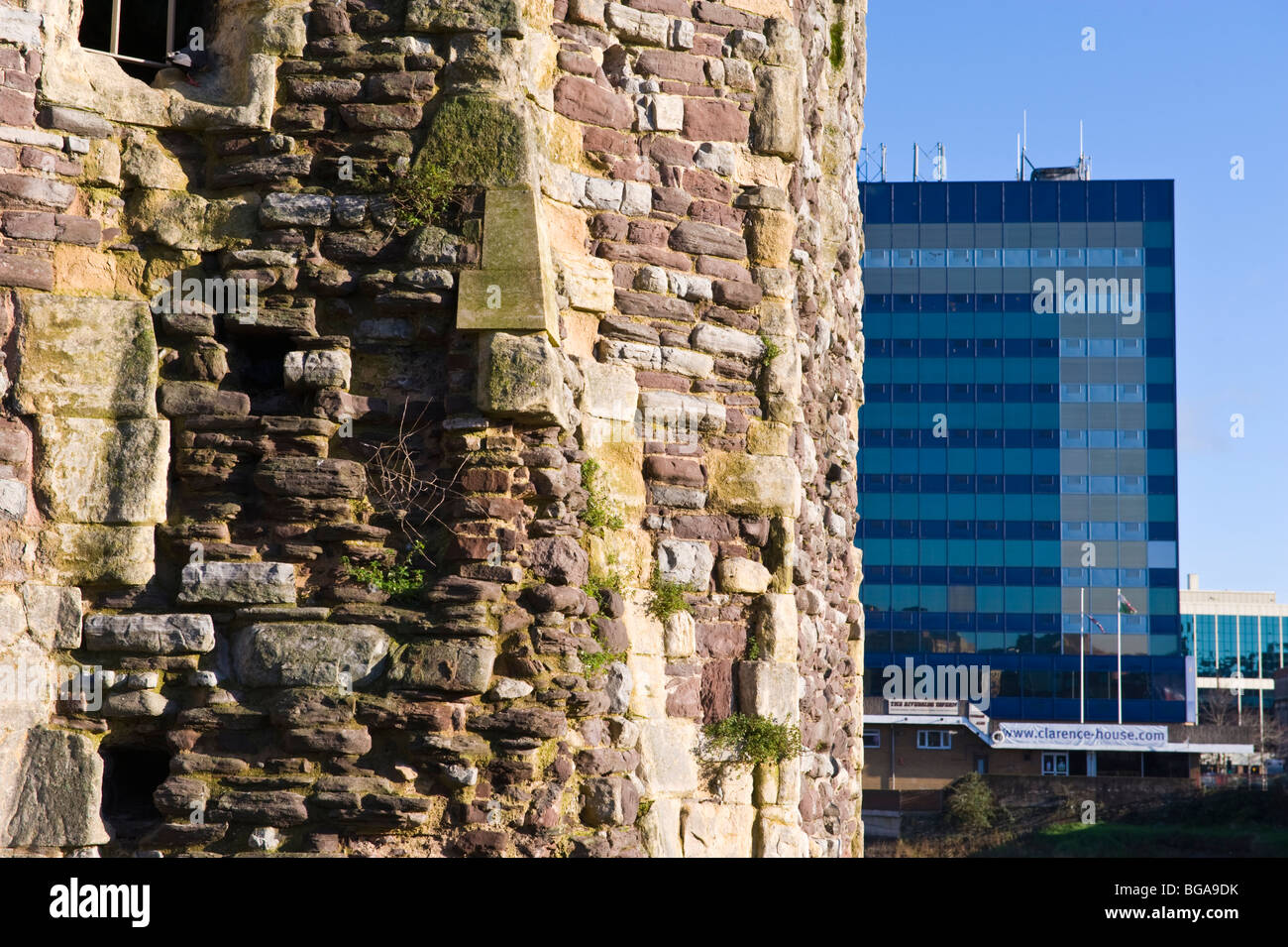 14. Jahrhundert aus Stein gebaut, Burg am Ufer gegenübergestellt gegen moderne Bürogebäude in Newport South Wales UK Stockfoto