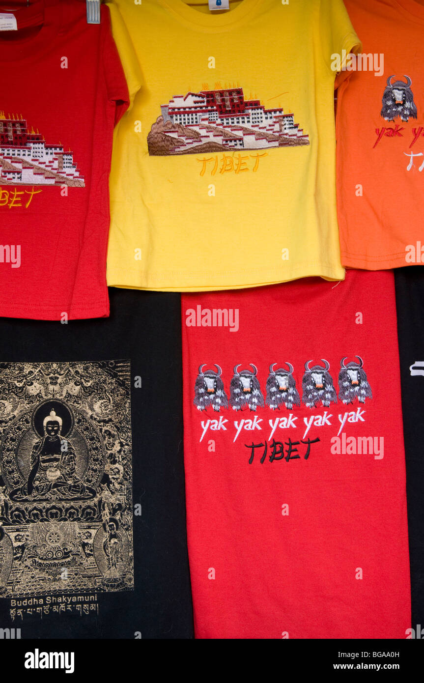 Bunte T-Shirts zum Verkauf auf einem Markt in Lhasa-Tibet Stockfoto