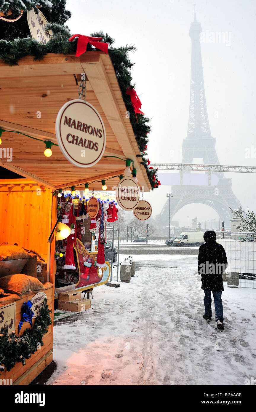 Paris, Frankreich, Winterschneesturm, Weihnachtsmarkt, Marché de Noel, „Jardins Trocadero“, Einzelgänger, Straßenverkäufer, WINTERSZENE, Stockfoto
