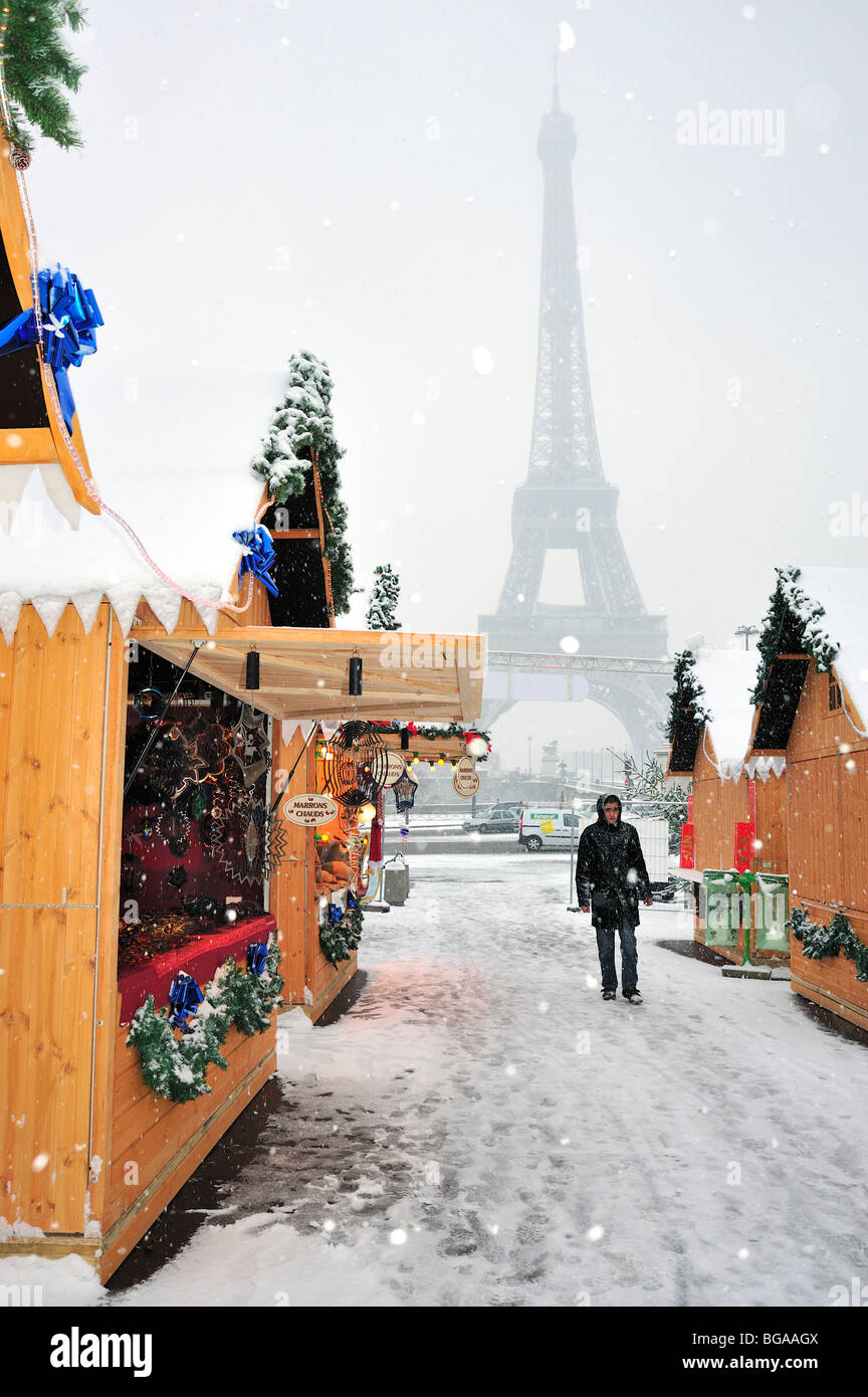 Paris, Frankreich, Winterszene, Menschen im Schneesturm, Straßenszene, Weihnachtsmarkt, Marché de Noel, „Jardins du Trocadero“, WEIHNACHTEN IN PARIS Stockfoto