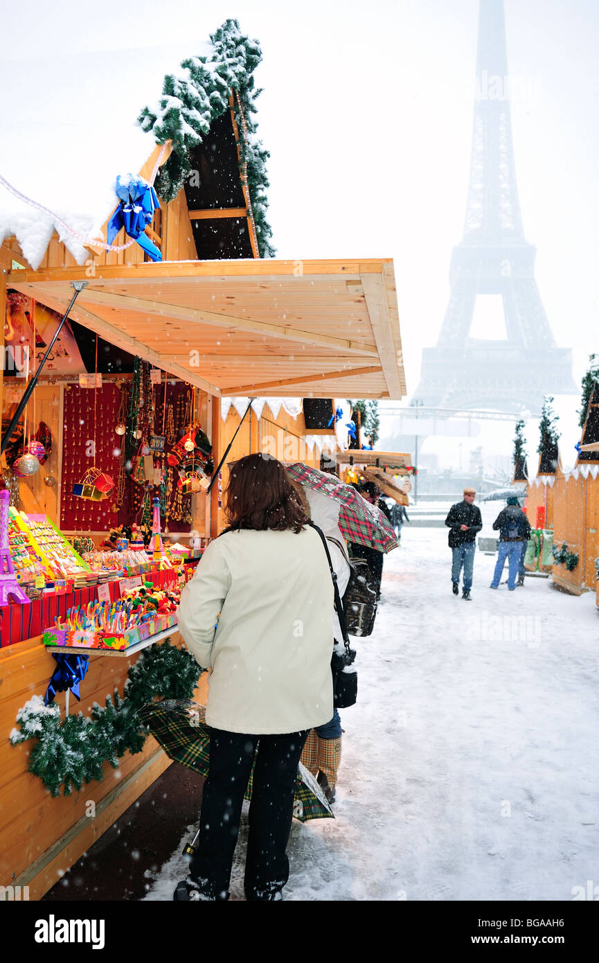 Paris, Frankreich, Wintermenschen Shopping im Schneesturm, französischer Weihnachtsmarkt, Marché de Noel, Straßenszene Stockfoto