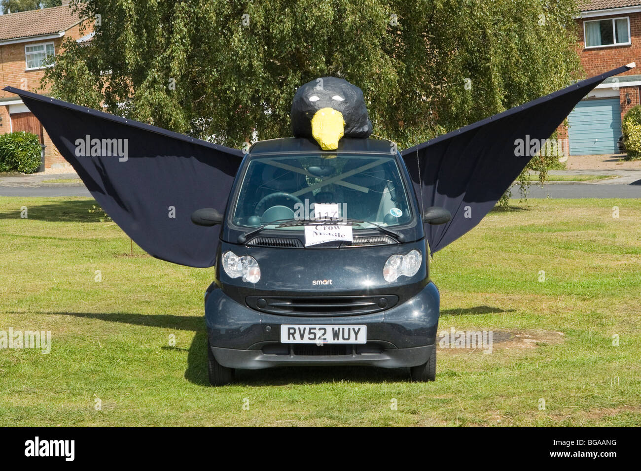 Smart Auto mit zusätzlichen Flügel und Krähen Kopf auf Flamstead Scarecrow Festival Stockfoto