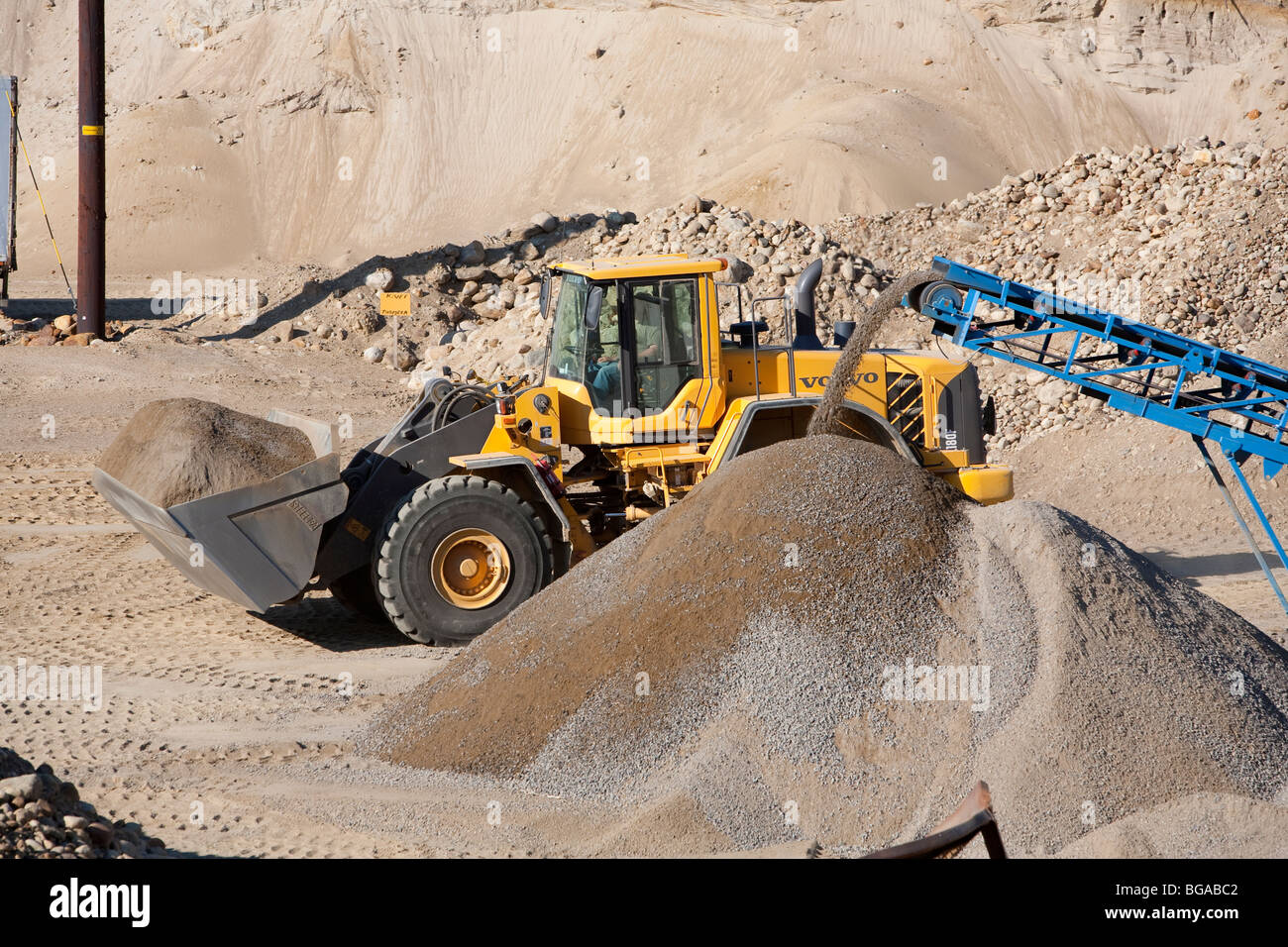 Frontlader bewegt sich Sand in einem Sandkasten, Finnland Stockfoto