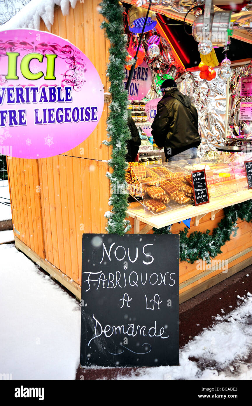 Paris, Frankreich, Weihnachtsmarkt, Marché de Noel, Winter, französischer Essensstand, handgeschriebene Schilder "Made to Order" Street Vendor Stockfoto