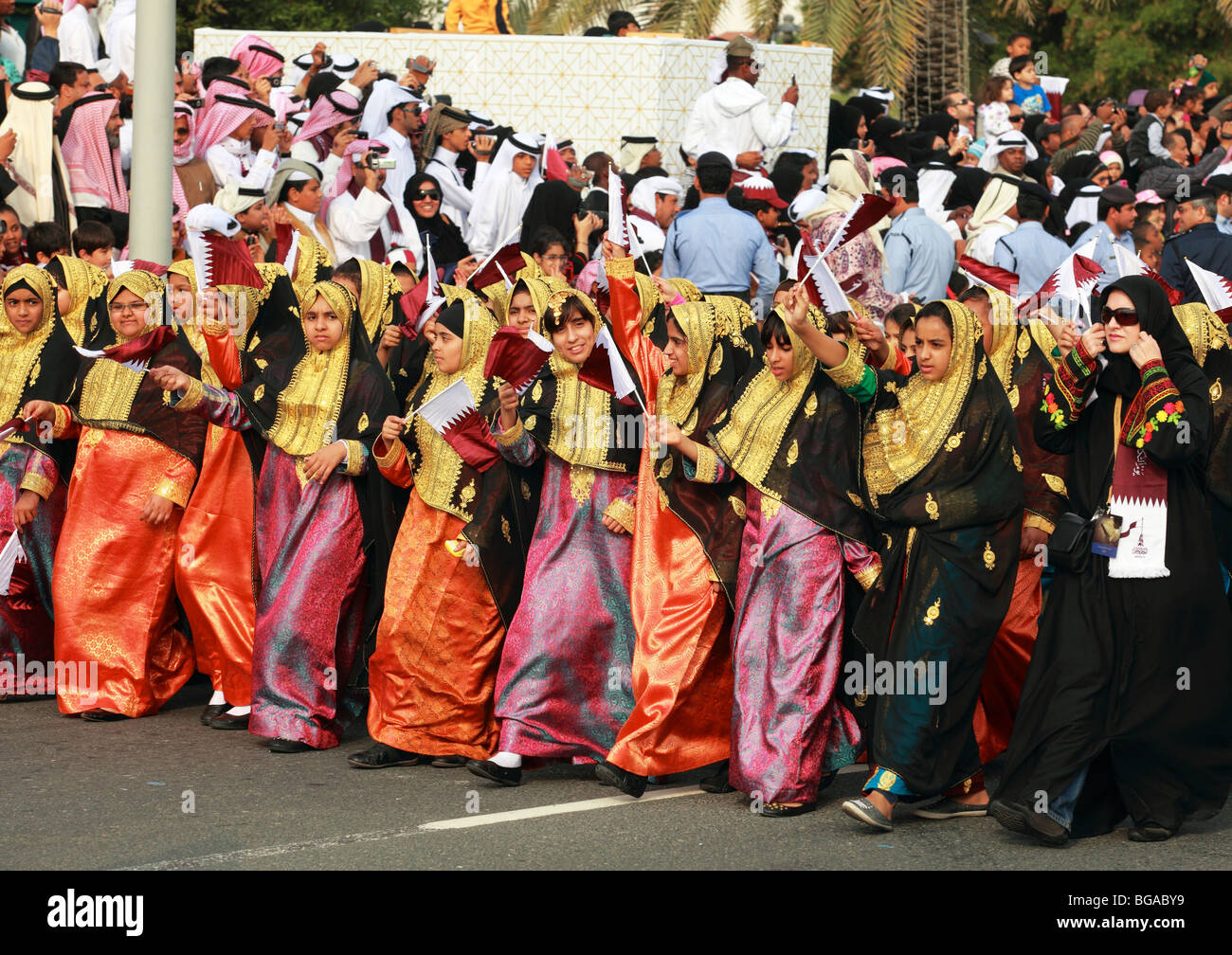 Katar Mädchen zeigen Trachten während der Nationalfeiertag-parade Stockfoto
