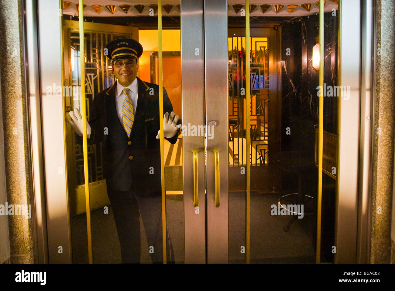 Türsteher im Eingangsbereich eines Mehrfamilienhauses Upper East Side in Manhattan, New York Stockfoto