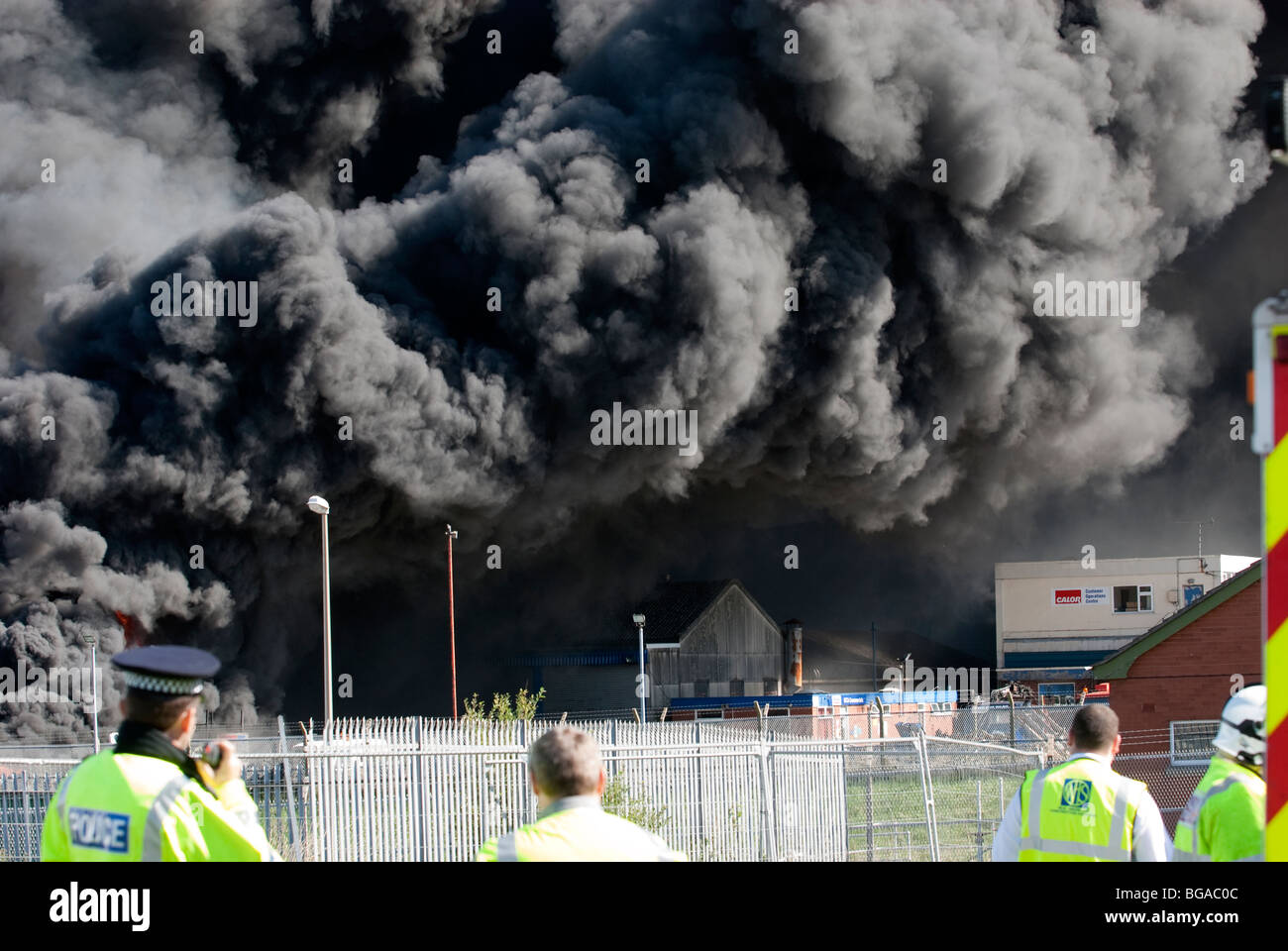 Großen Federn des schwarzen Rauch aus großen Fabrik / Industrial Feuer in unmittelbarer Nähe zum Calor Gas LPG-Depot Stockfoto