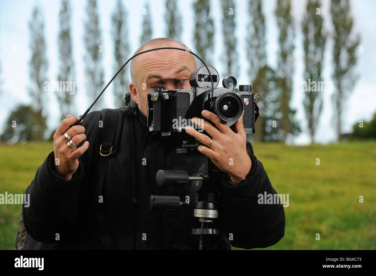 Landschaftsfotograf Tony Wainwright mit einer 6x17 Panoramakamera auf Stativ, die in East Sussex Fields arbeitet. Stockfoto
