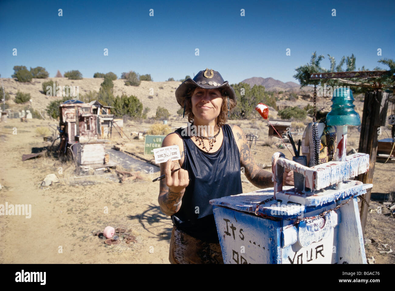 Künstler Tammy Lange zeigt ihre Visitenkarte im Knochen Zone, Madrid, New Mexico Stockfoto