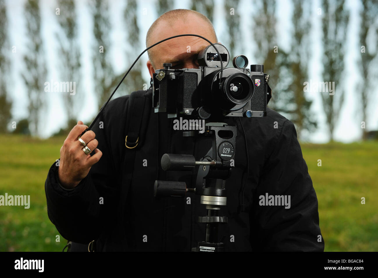 Landschaftsfotograf Tony Wainwright mit einer 6x17 Panoramakamera auf Stativ, die in East Sussex Fields arbeitet. Stockfoto