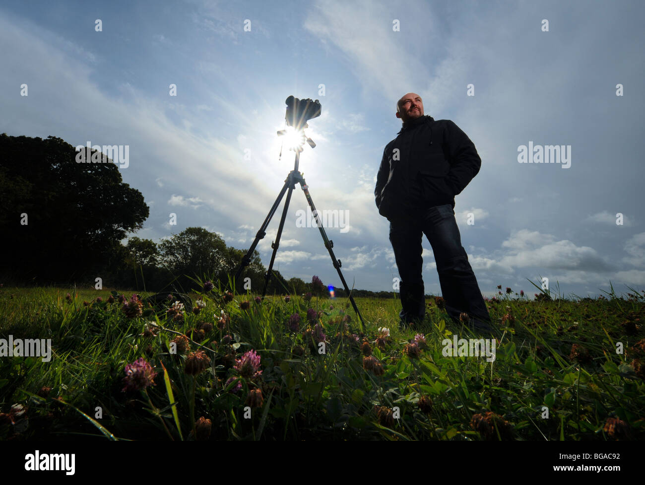 Landschaftsfotograf Tony Wainwright mit einer 6x17 Panoramakamera auf Stativ, die in East Sussex Fields arbeitet. Stockfoto