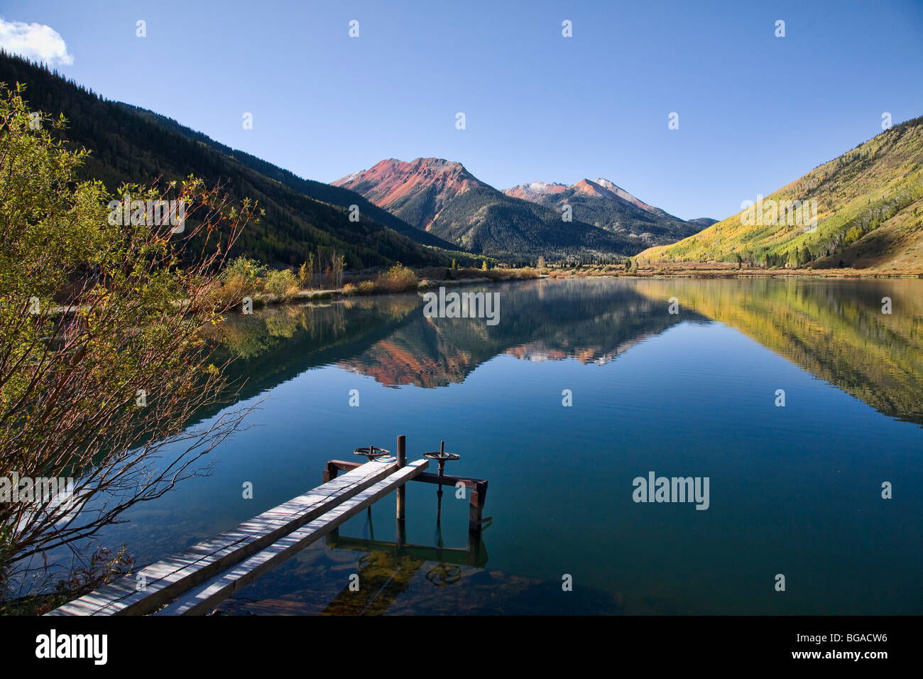 Red Mountain spiegelt in Crystal Lake entlang den million Dollar Highway, Colorado Stockfoto