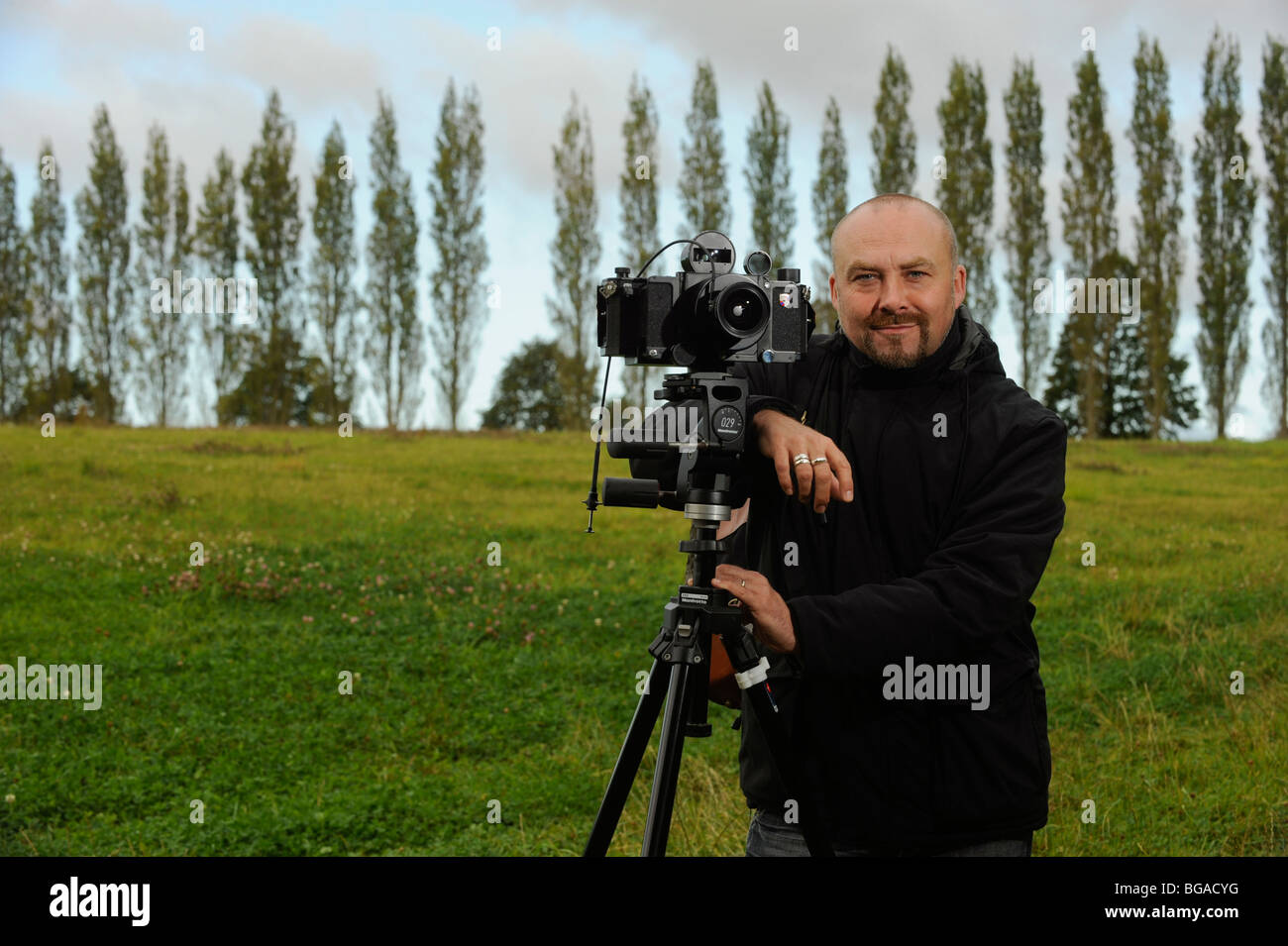 Landschaftsfotograf Tony Wainwright mit einer 6x17 Panoramakamera auf Stativ, die in East Sussex Fields arbeitet. Stockfoto