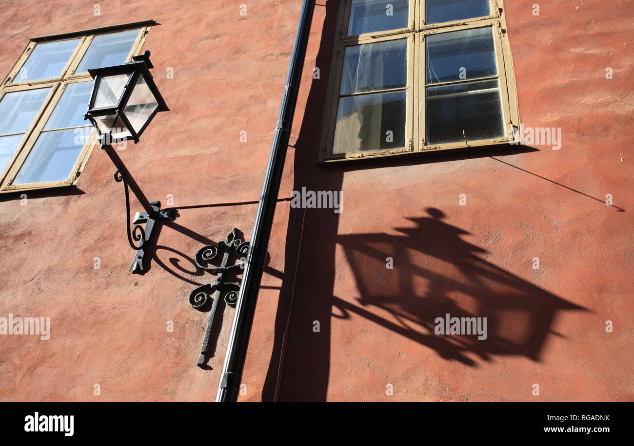 Eine Lampe und die Wand in der Altstadt von Stockholm Schweden Stockfoto