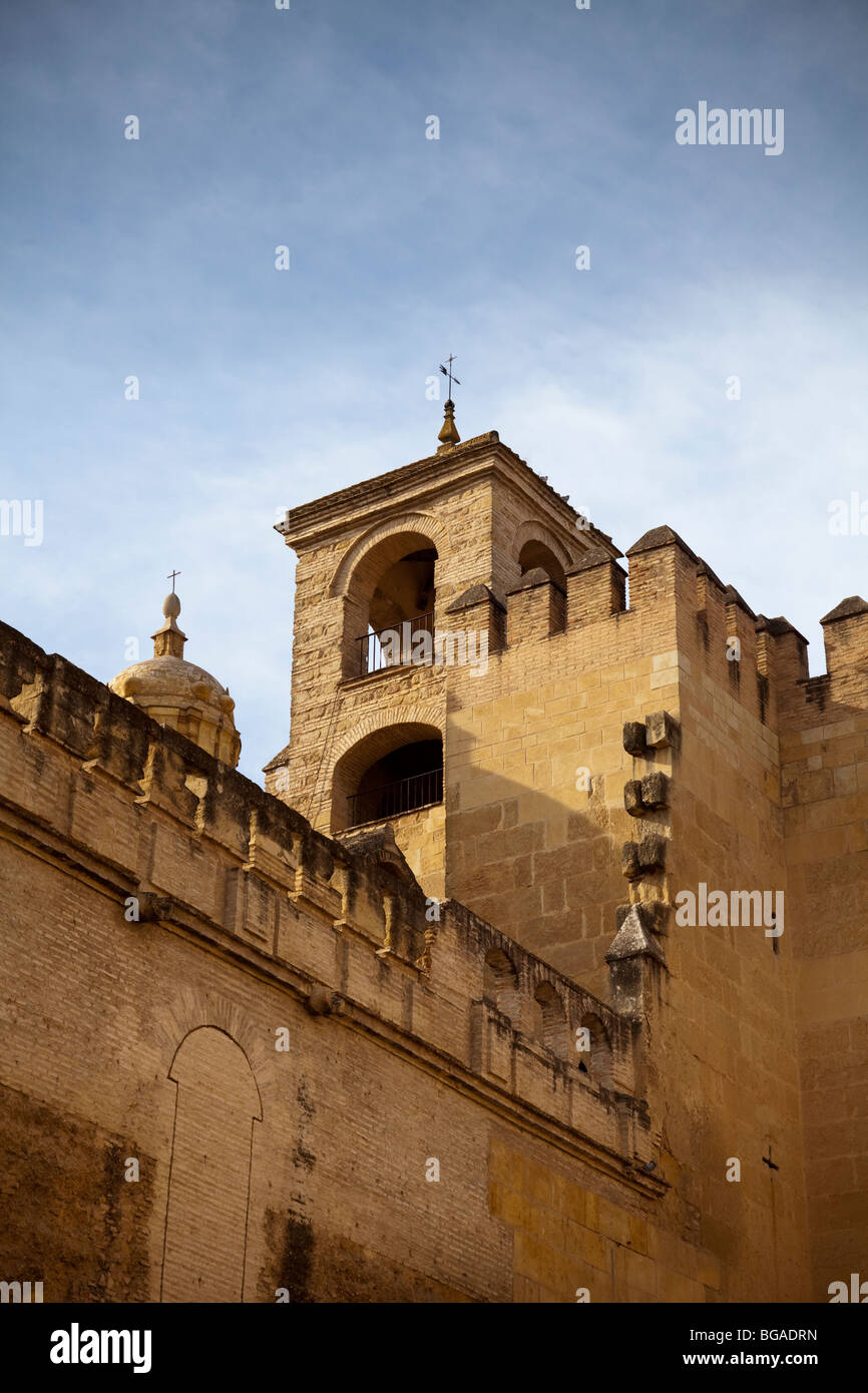 Turm und Außenwand, Alcazar von Córdoba, Andalusien, Spanien Stockfoto