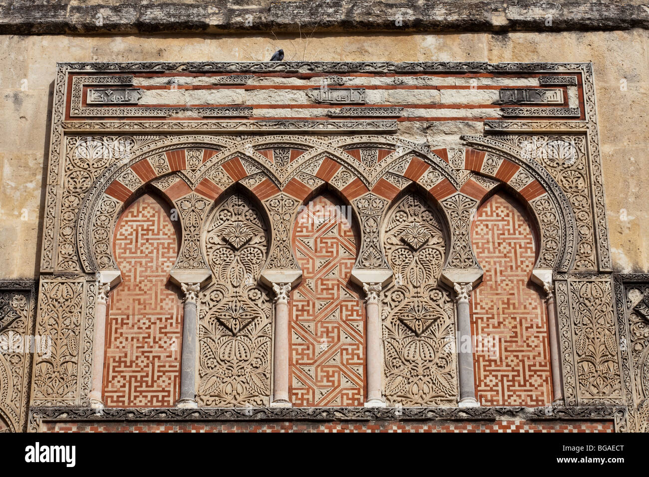 Detail der Dekoration auf Portal auf West Side, Mezquita von Córdoba, Andalusien, Spanien Stockfoto