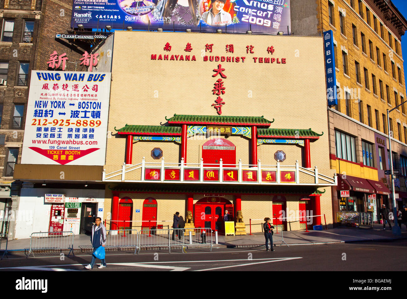 Chinatown Bus und Mahayana buddhistischen Tempel in Chinatown in New York City Stockfoto