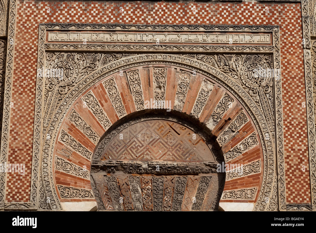 Detail der Dekoration auf Portal auf West Side, Mezquita von Córdoba, Andalusien, Spanien Stockfoto