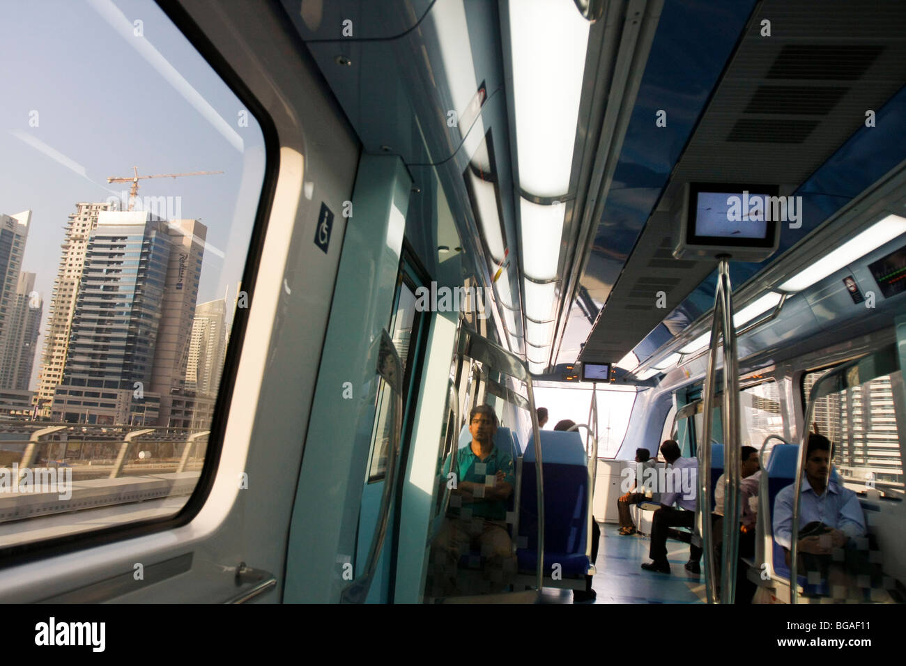 Menschen sind auf die neue u-Bahn-Zug in Dubai in den Vereinigten Arabischen Emiraten pendeln. Stockfoto