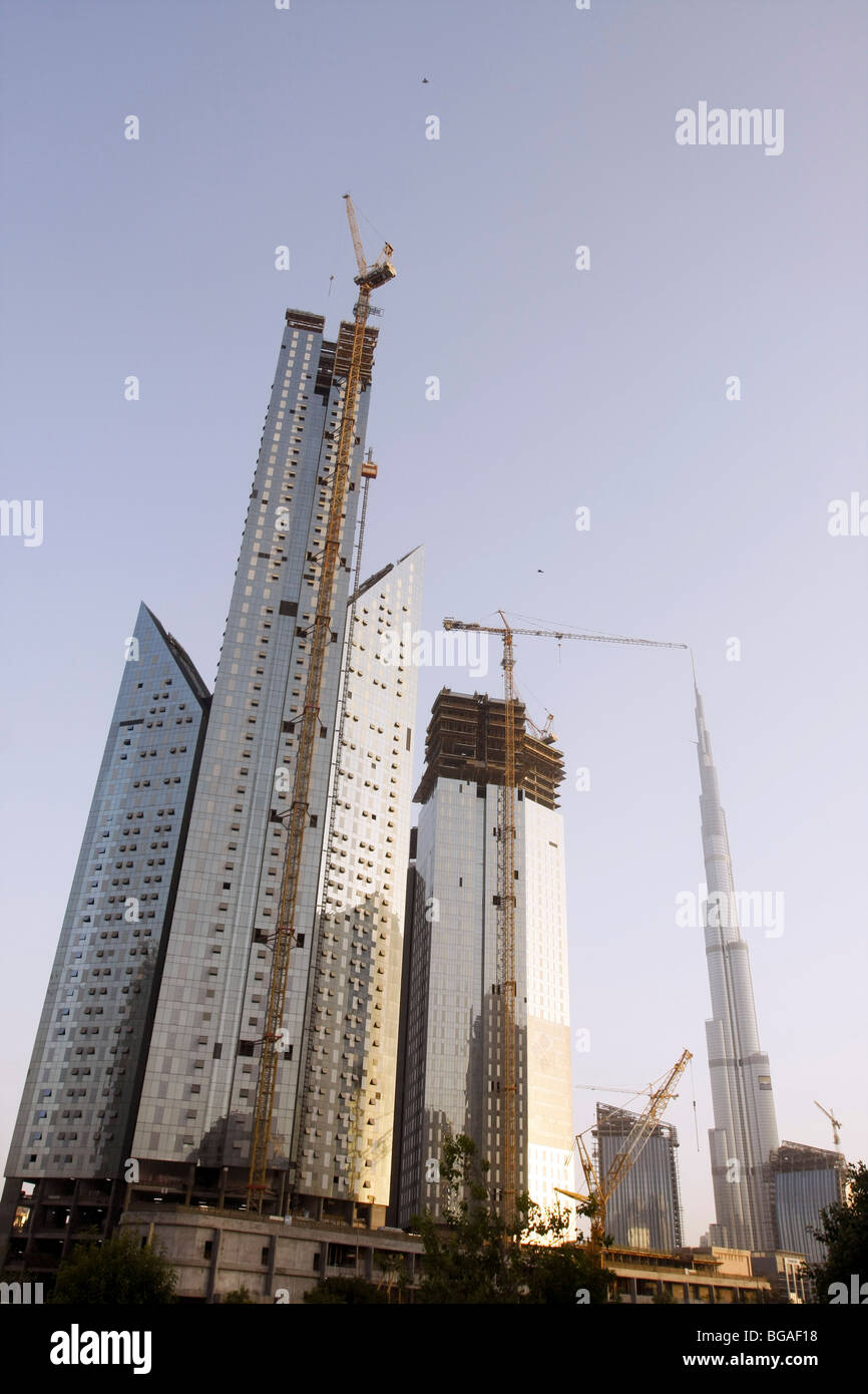 Die hohe schmalere Gebäude auf der rechten Seite ist der Burj Tower, der weltweit höchste Gebäude auf 818 m (2.684 ft), Dubai, Vereinigte Arabische Emirate. Stockfoto