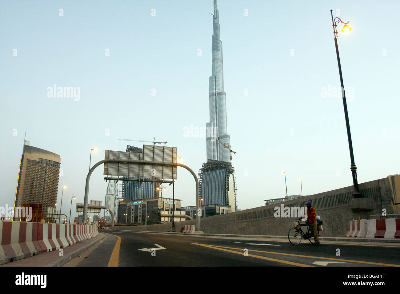Die hohe schmalere Gebäude ist der Burj Tower in Dubai, der weltweit höchste Gebäude auf 818 m (2.684 ft), Dubai, Vereinigte Arabische Emirate. Stockfoto