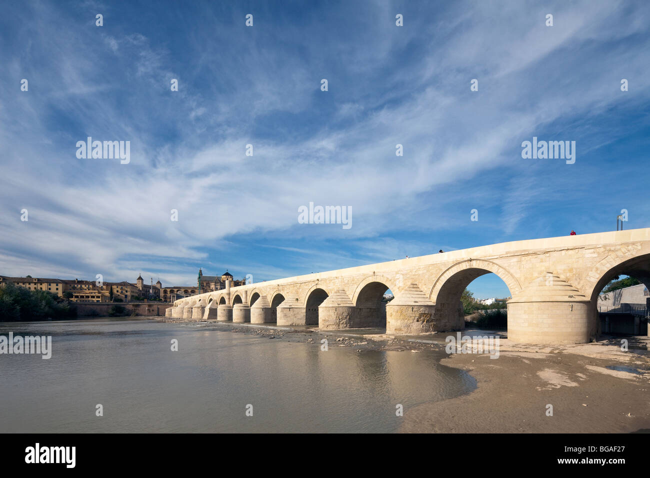 Puente Romano oder römische Brücke, überqueren den Guadalquivir Fluss, Córdoba, Andalusien, Spanien Stockfoto