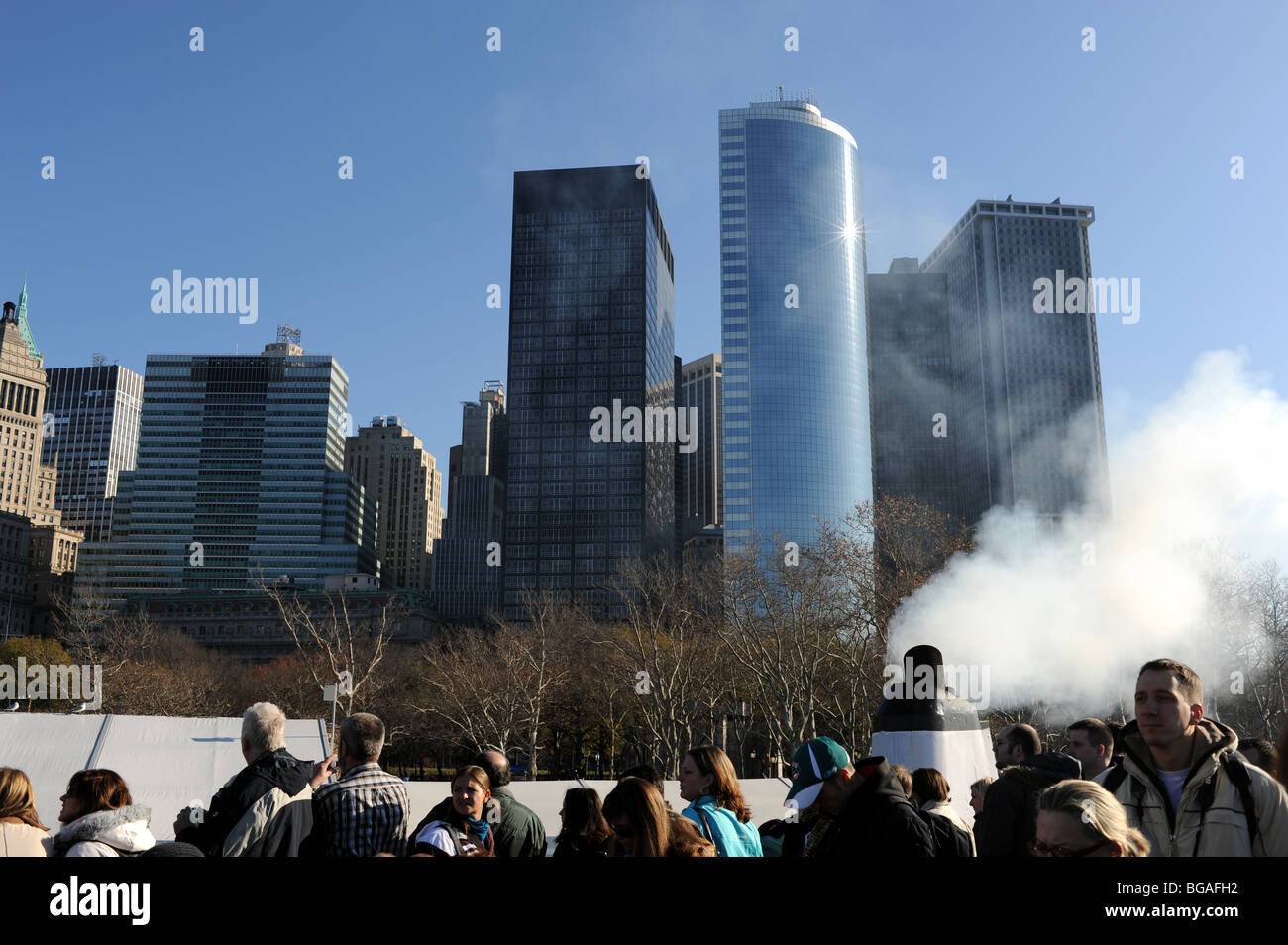 Touristen blicken zurück auf den Battery Park Manhattan New York USA Stockfoto