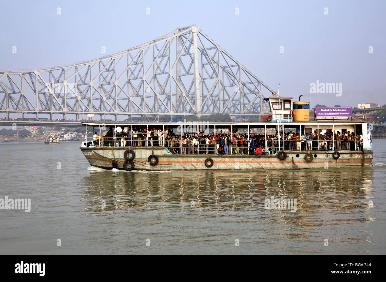 Shuttle-Fähre über den Fluss Hooghly. Auf dem Hintergrund der Howrah Brücke. Kalkutta (Kolkata). Indien Stockfoto