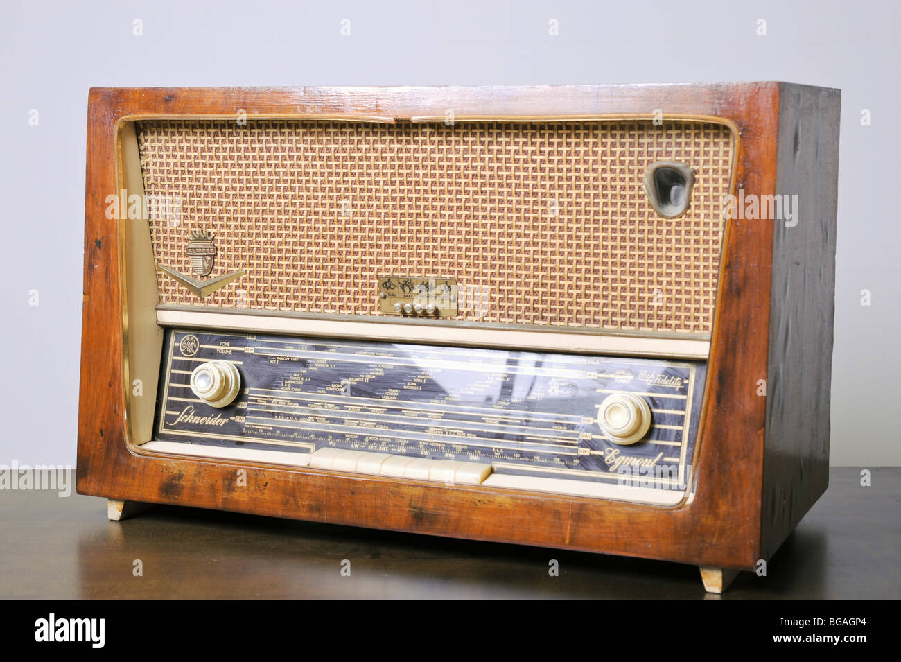 Ausschnitt aus einem Retro-Schneider SW-Funkempfänger auf weißem Hintergrund Stockfoto