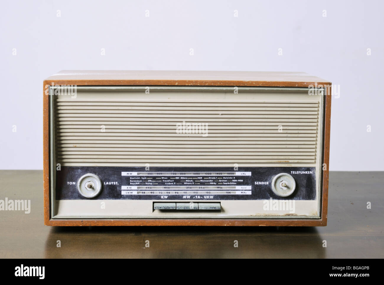 Ausschnitt aus einem Retro-Telefonken-Funkempfänger auf weißem Hintergrund Stockfoto