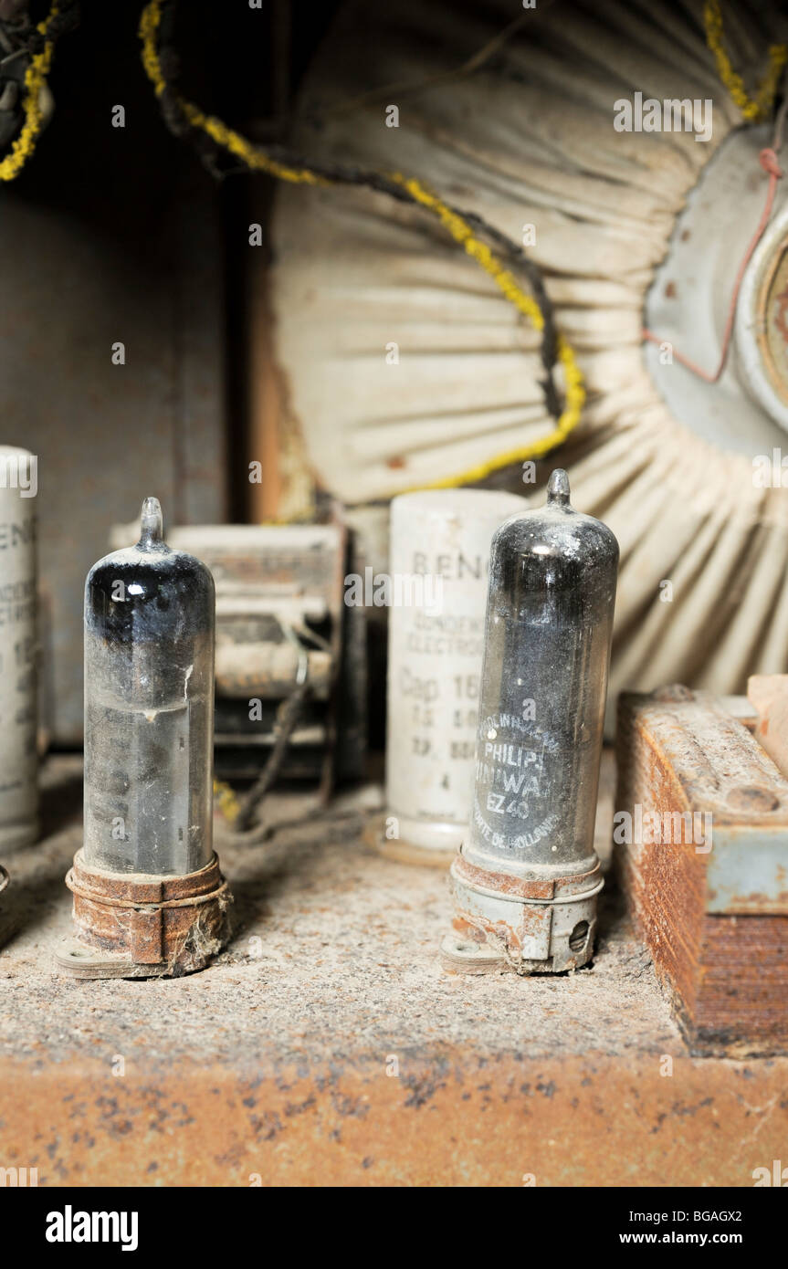 Innenraum einer Vakuumröhre des Radio-Empfänger und andere Teile kann gesehen werden Stockfoto