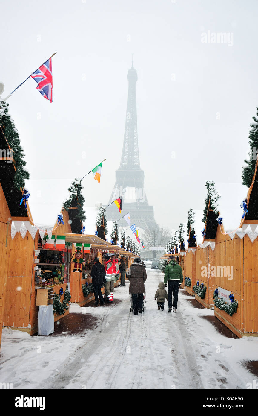 Paris, Frankreich, Winterschneesturm, Weihnachtsmarkt, Marché de Noel, Jardins Trocadero, Familienmenschen im Schnee, Straßenverkäufer, WEIHNACHTEN Stockfoto