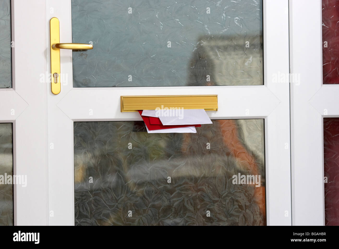 Briefe und Karten, ragte aus dem Briefkasten eines Hauses im Vereinigten Königreich Stockfoto