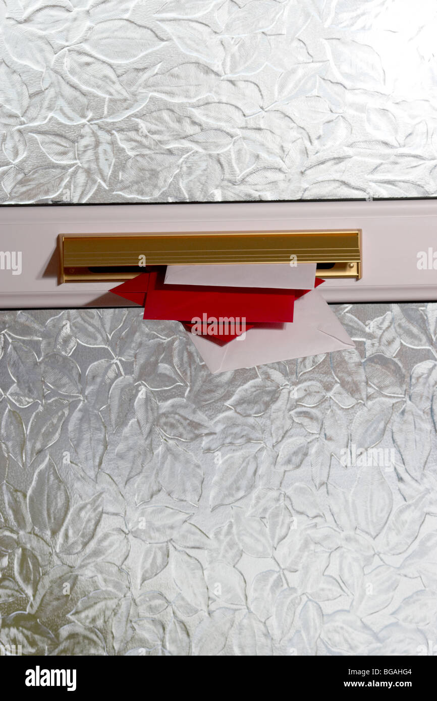 Briefe und Karten im Inneren ein Briefkasten eines Hauses im Vereinigten Königreich Stockfoto