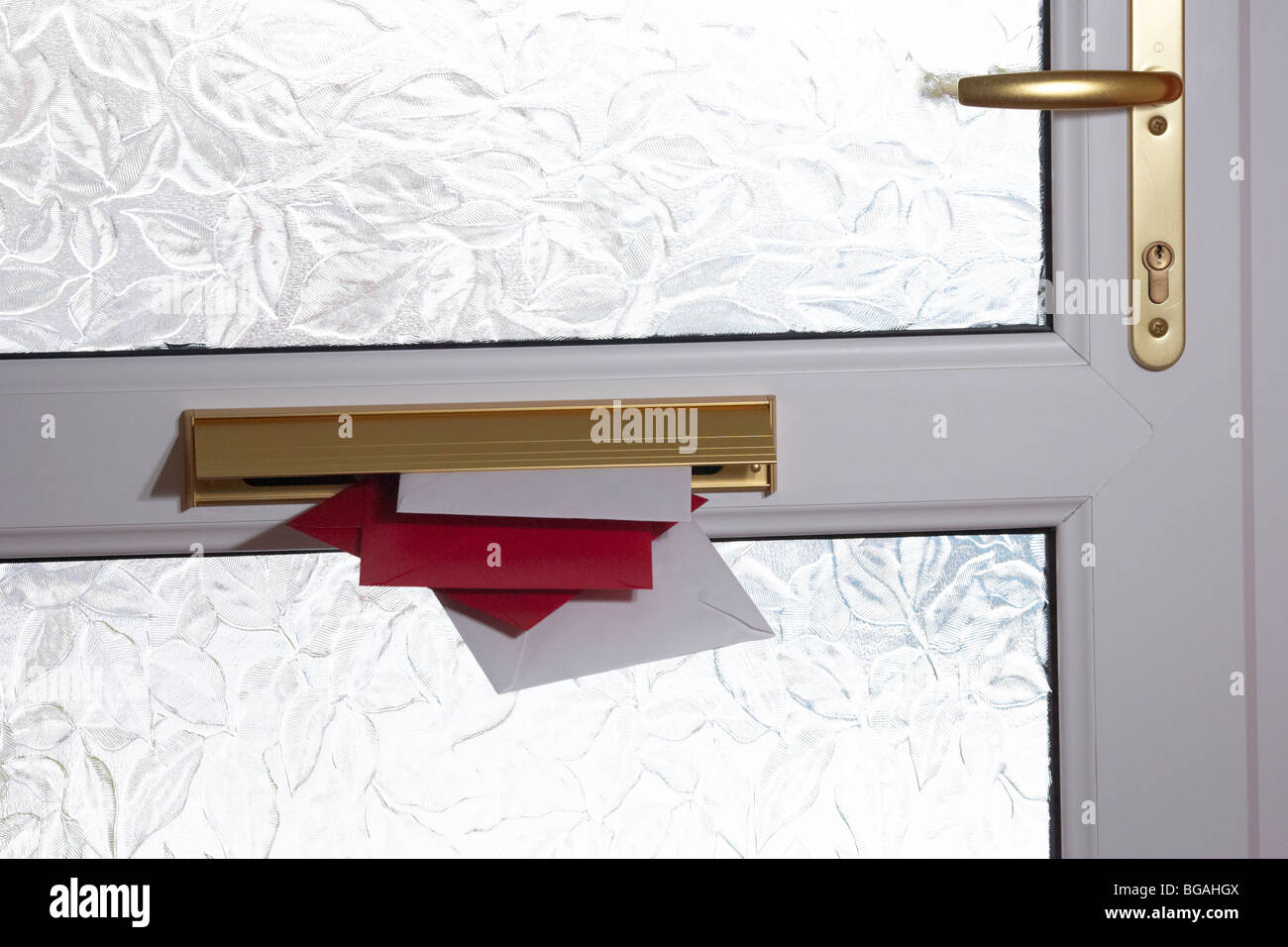 Briefe und Karten im Inneren ein Briefkasten eines Hauses im Vereinigten Königreich Stockfoto