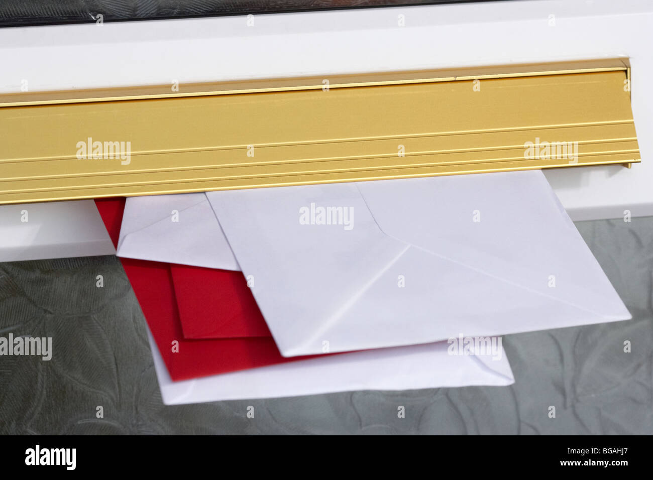 Briefe und Karten, ragte aus dem Briefkasten eines Hauses im Vereinigten Königreich Stockfoto