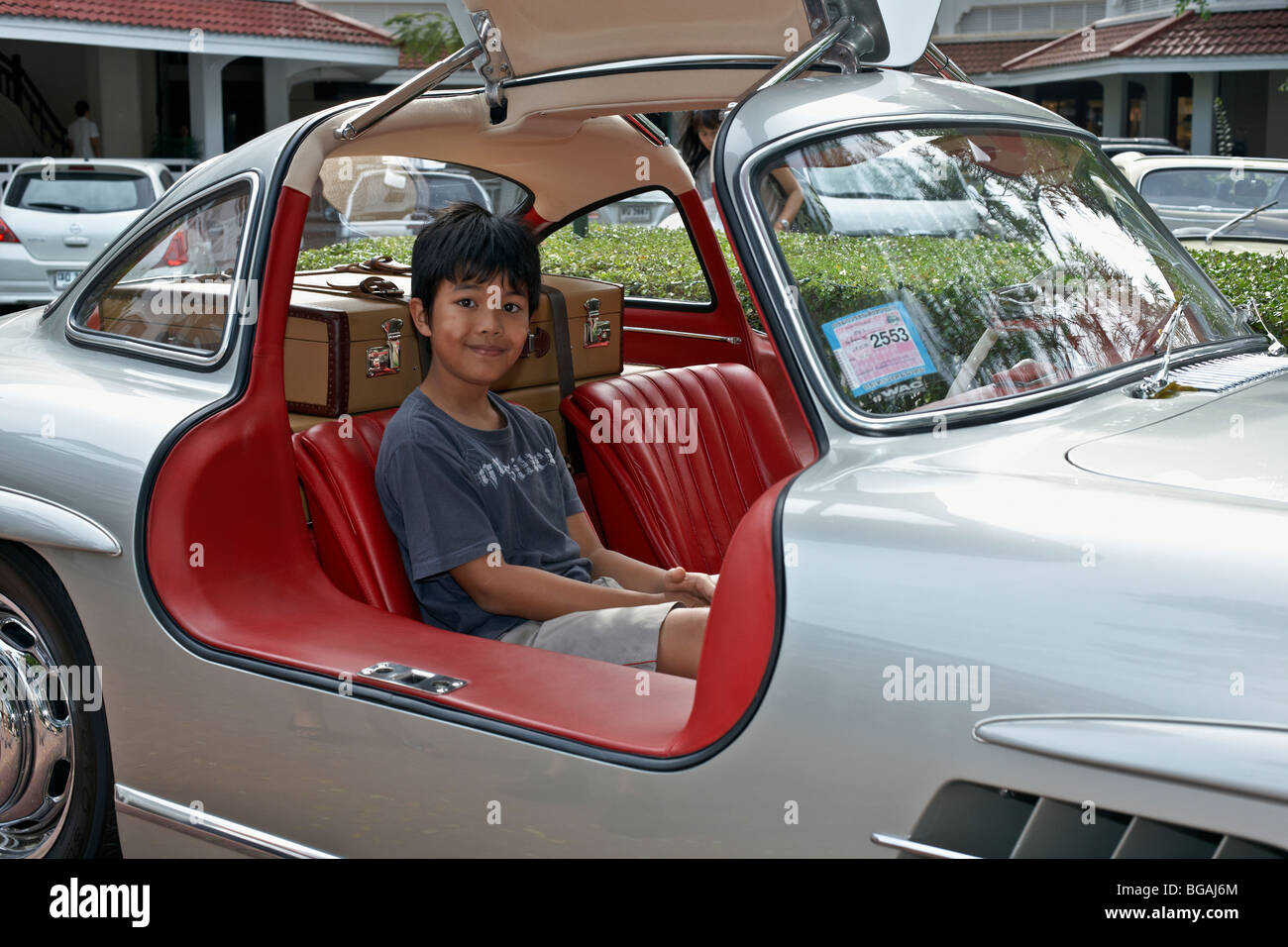 Junge Passagiere und Innenansicht von einem Mercedes 300SL Gullwing Stockfoto