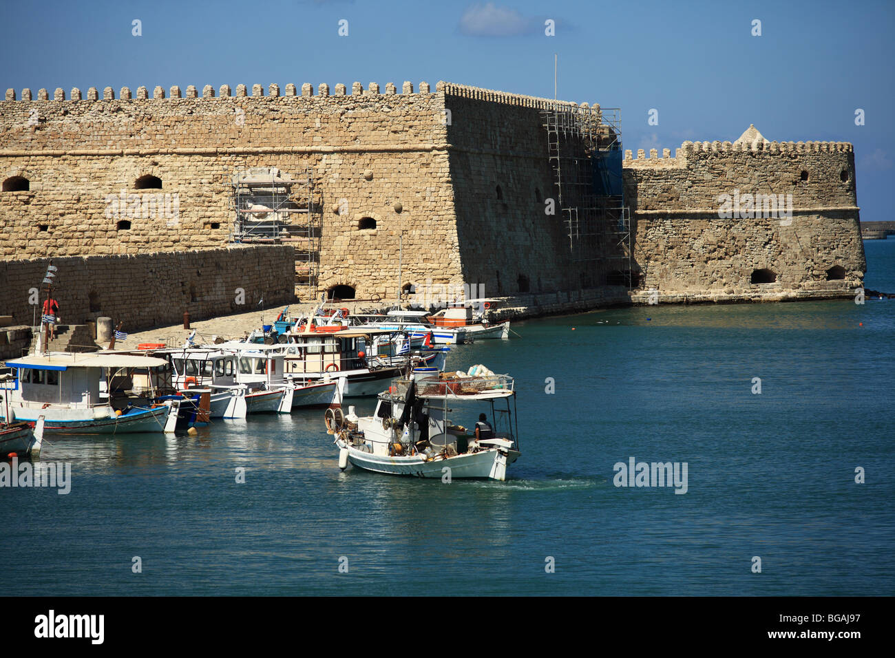 Ein Fischerboot legt für die Abend-s aus dem Hafen von Heraklion Crete Stockfoto