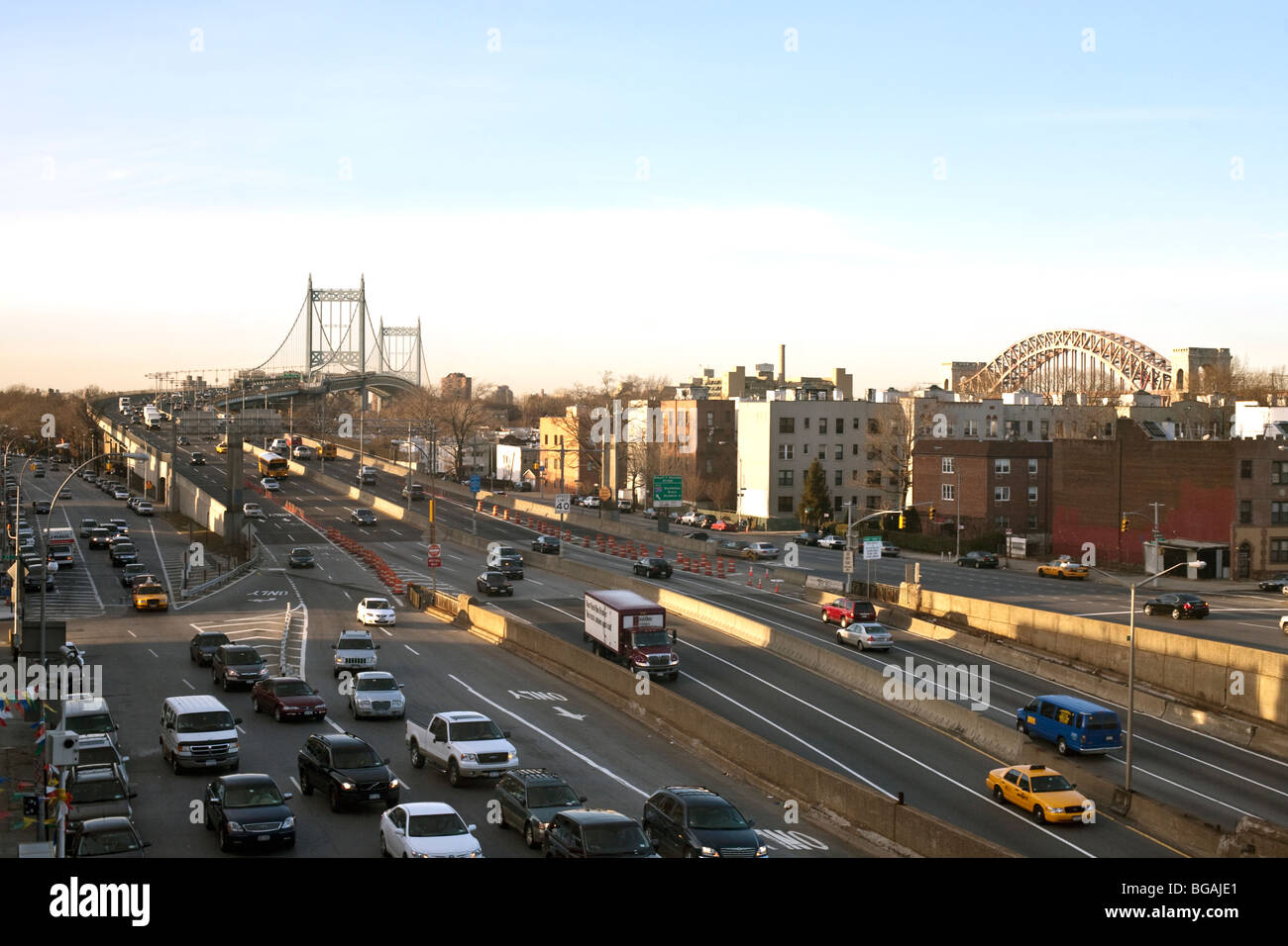 Blick auf Robert F Kennedy (ehemals Triborough) & Hells Gate Brücken von Astoria Ansatz nach Triborough Bridge am späten Nachmittag Stockfoto