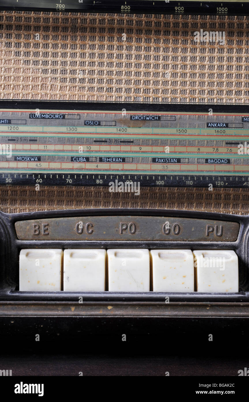 Ausschnitt aus einem Retro-Schneider-Funkempfänger auf weißem Hintergrund Stockfoto