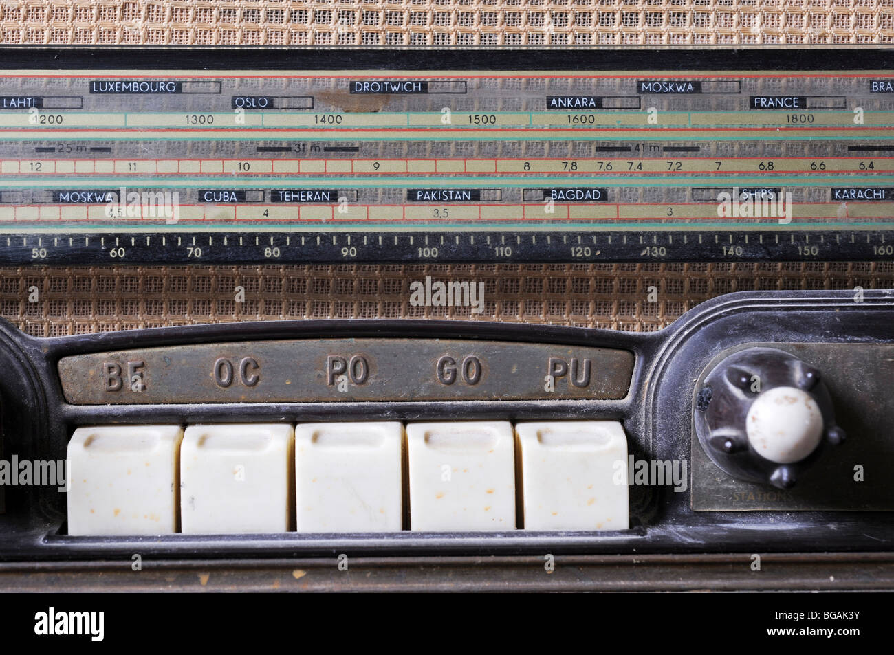 Ausschnitt aus einem Retro-Schneider-Funkempfänger auf weißem Hintergrund Stockfoto