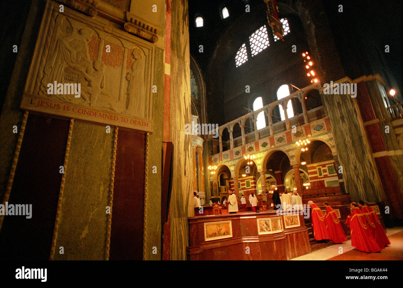 Klerus Prozess gegenüber dem Hochaltar in der Westminster Cathedral London für den Karfreitag service Stockfoto