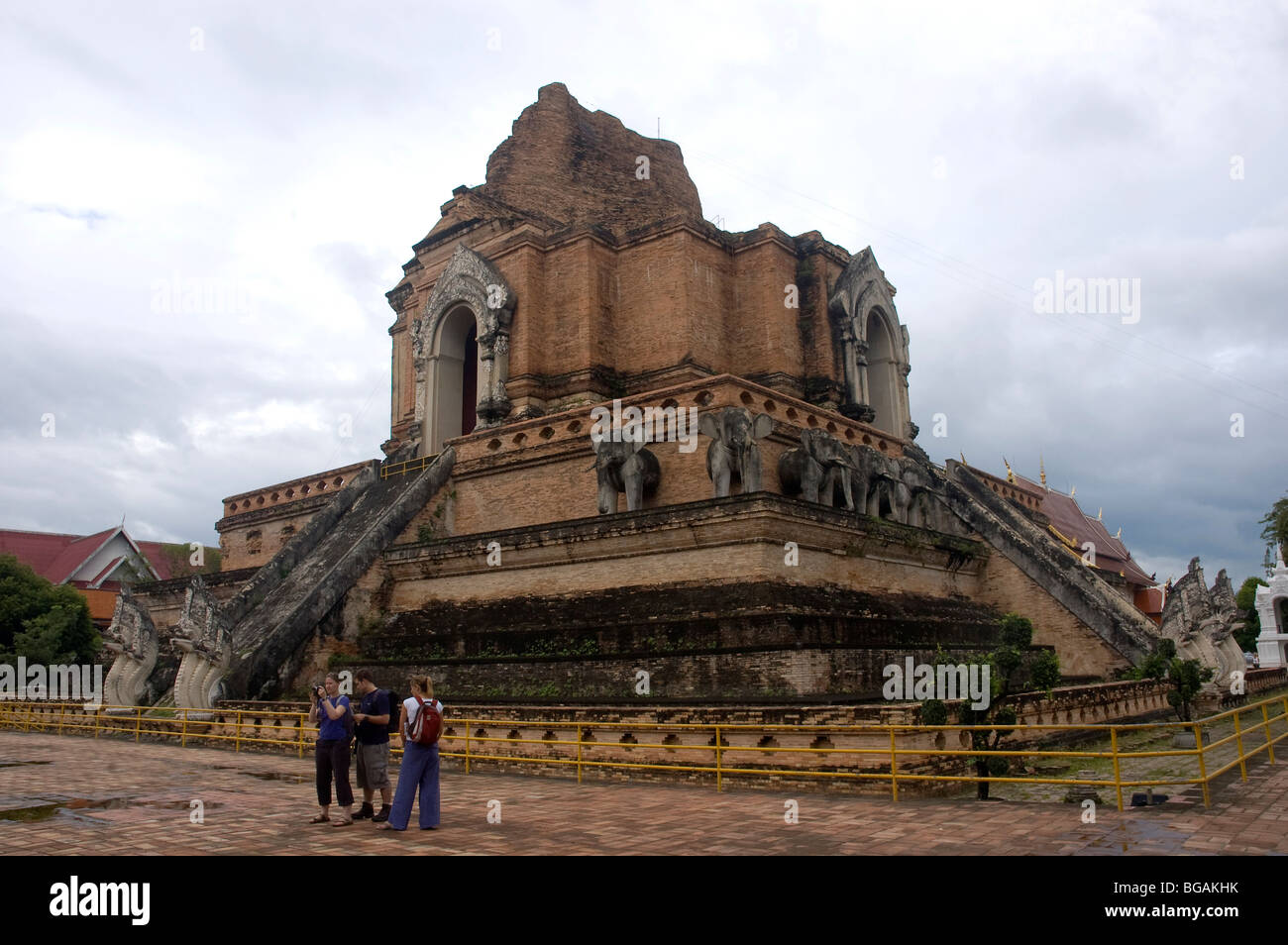 Touristen vor dem riesigen Ziegelstein Stupa des Wat Chedi Luang, Chiang Mai, Thailand. Stockfoto