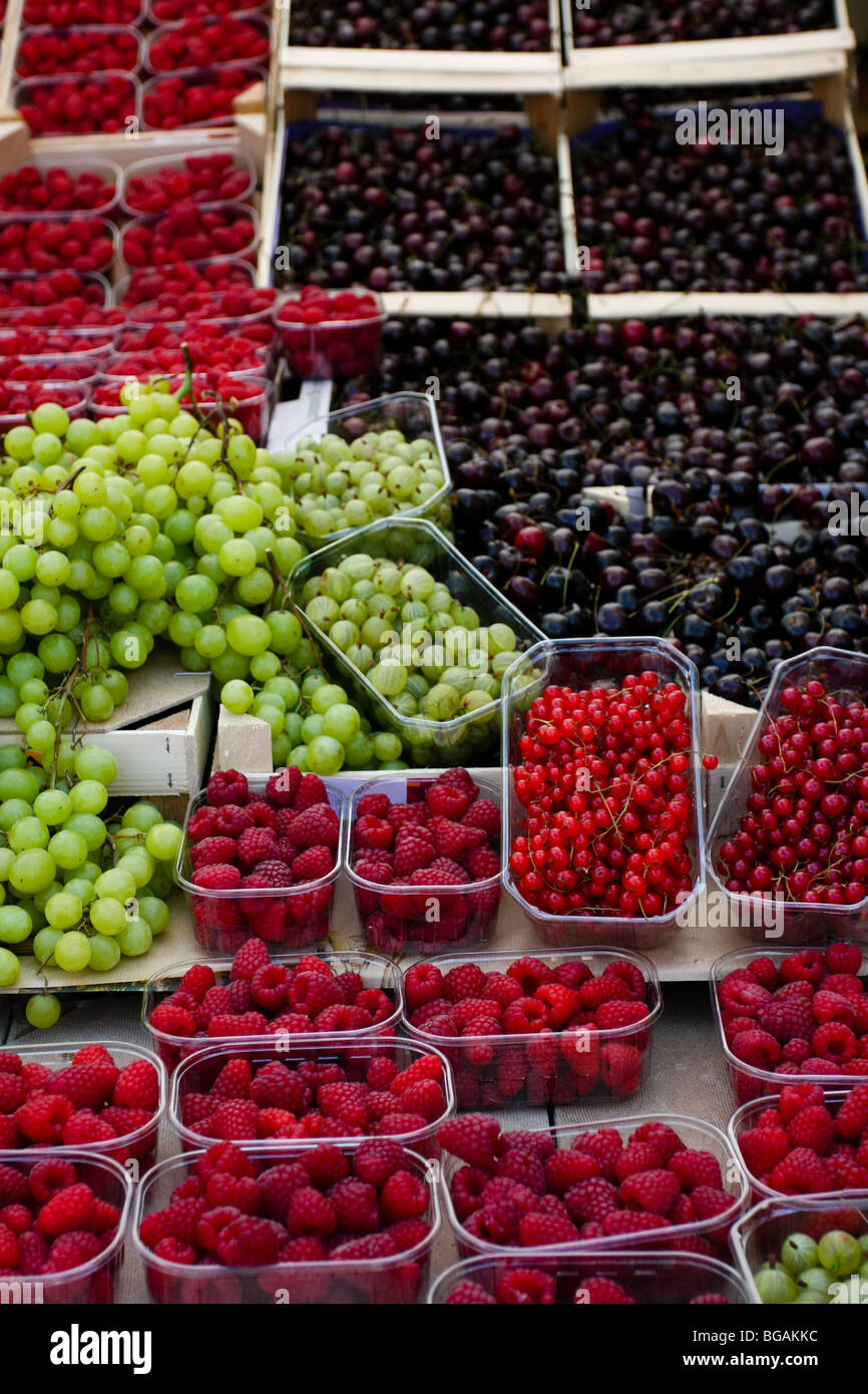 Früchtemarkt Stall voll von allerlei frische Beeren Stockfoto