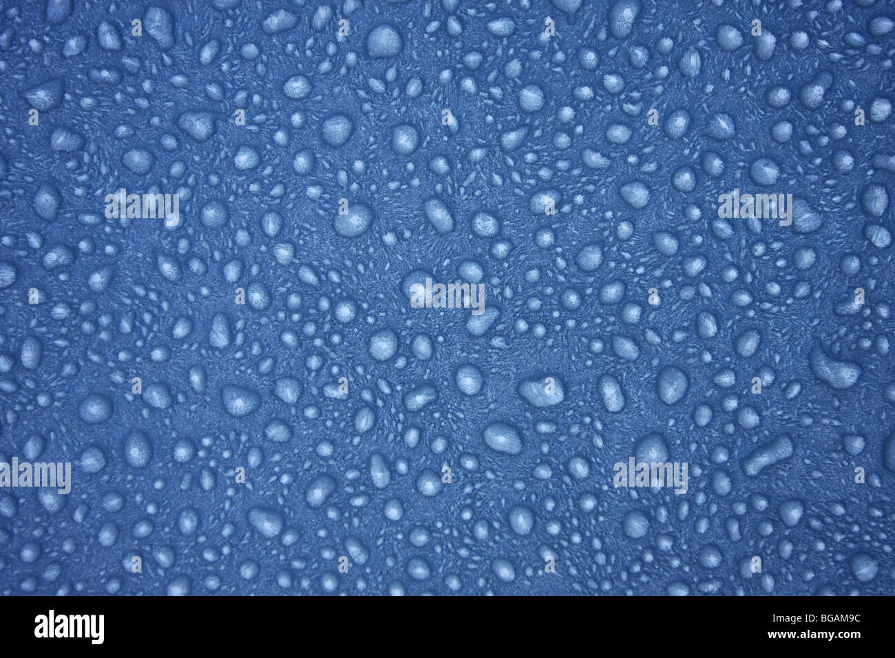 Gefrorenes Wasser auf blauem Hintergrund sehr detailliert und Textur Stockfoto